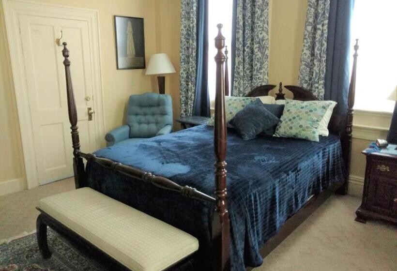 ロイヤルルーム, Daniel Stebbins B And B