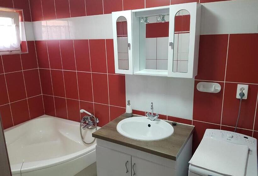 Дом 4 Спальни, Fruzsi Vendégház