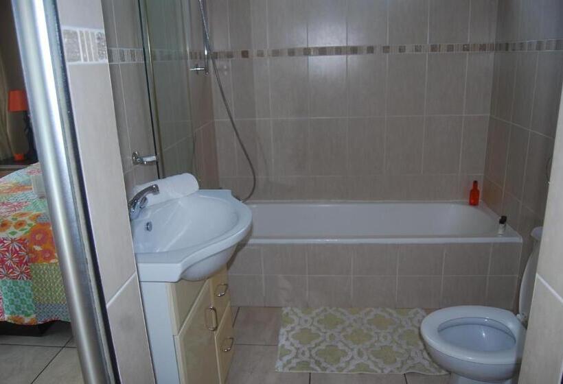 חדר משפחתי, De Charmoy Riverside