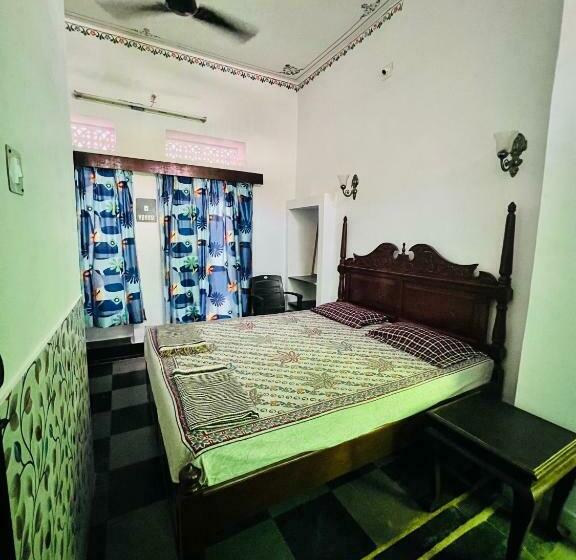 اتاق لوکس سه تخته, Nukkad Guest House