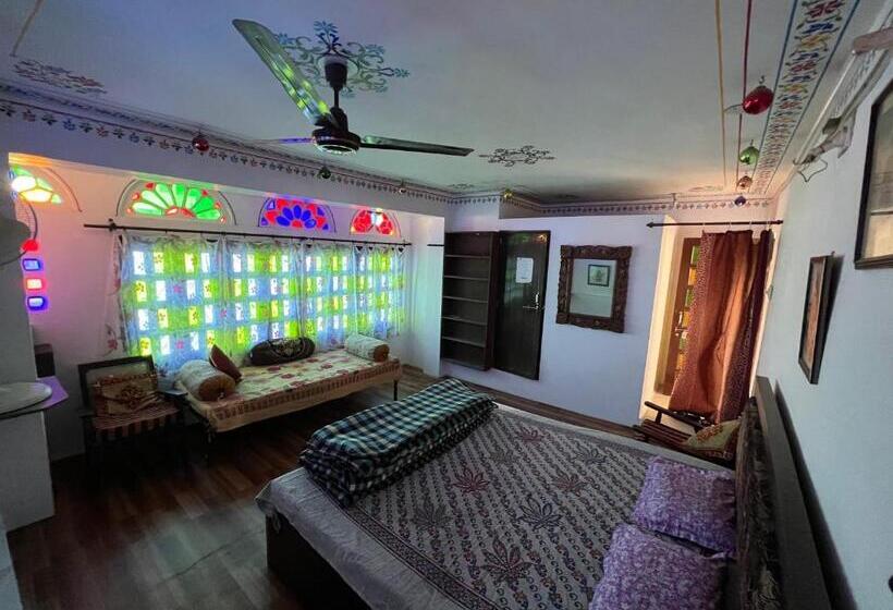 اتاق لوکس سه تخته, Nukkad Guest House