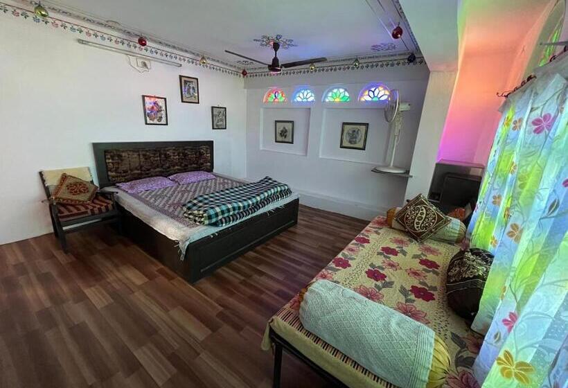 اتاق لوکس سه تخته, Nukkad Guest House