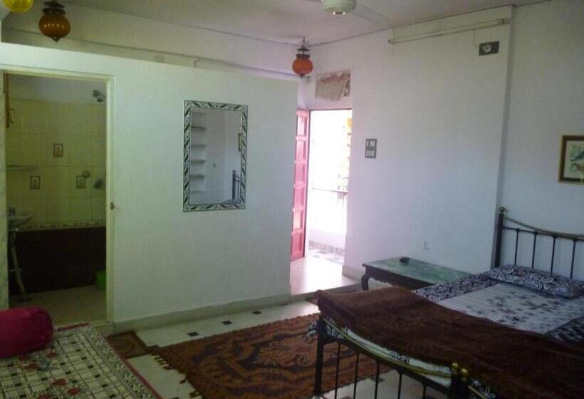 اتاق خانوادگی, Nukkad Guest House