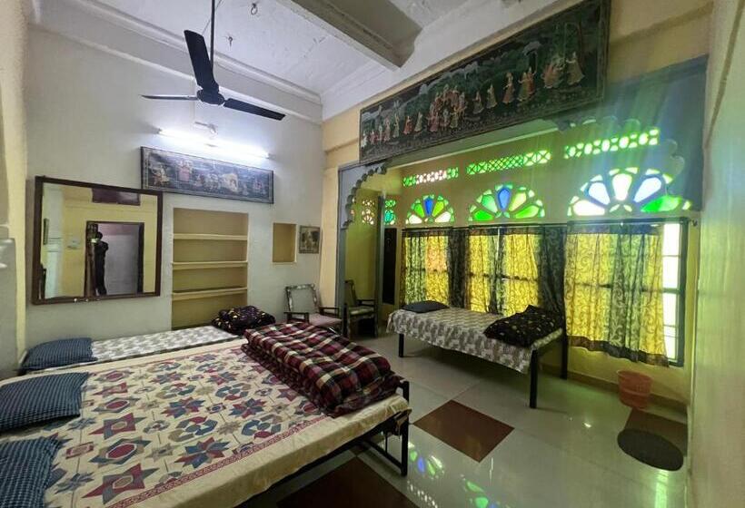 Quarto Familiar, Nukkad Guest House