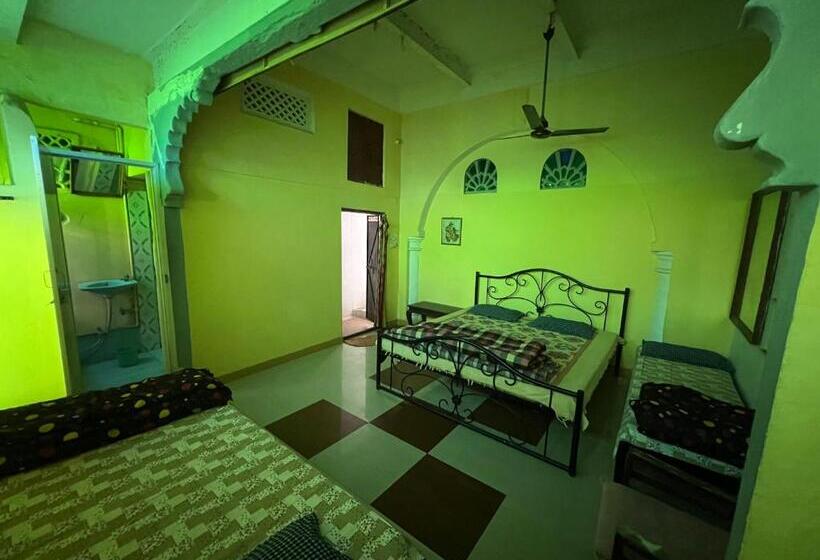 اتاق خانوادگی, Nukkad Guest House