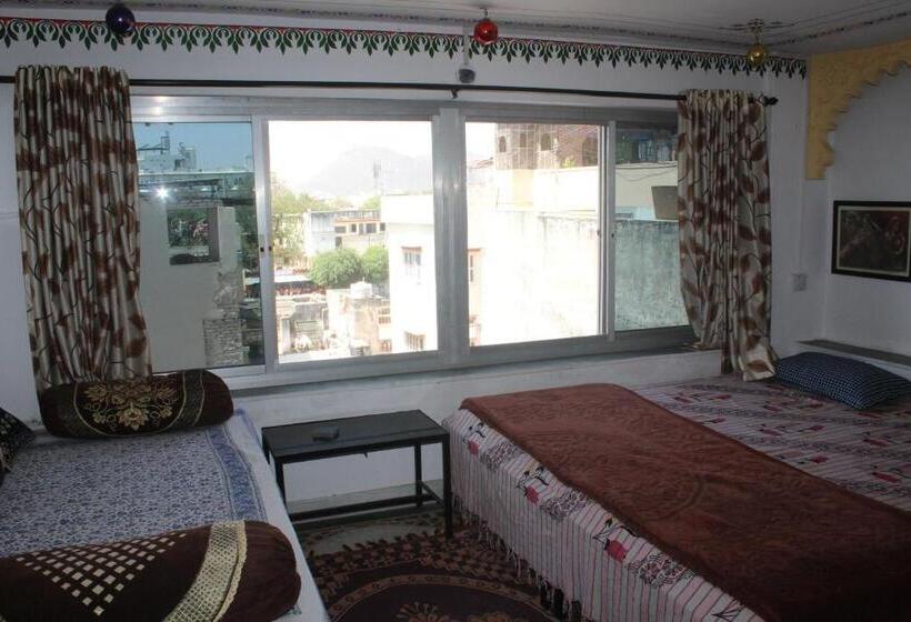 اتاق استاندارد با چشمانداز دریاچه, Nukkad Guest House