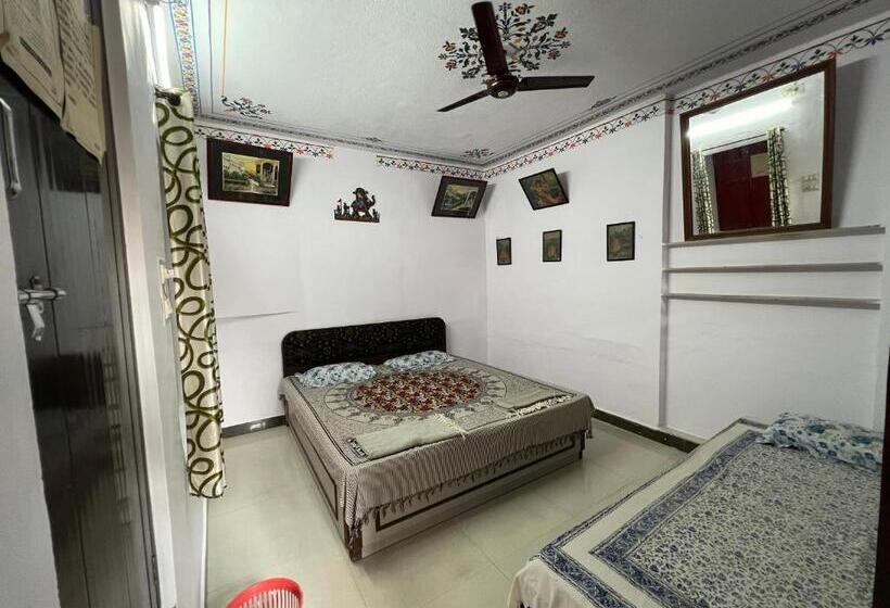 اتاق ساده سه نفره, Nukkad Guest House