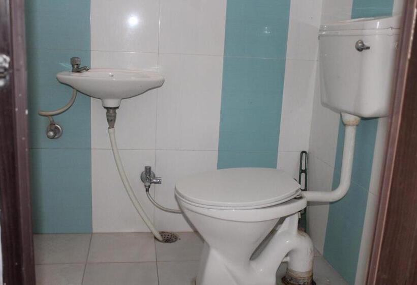 اتاق ساده سه نفره, Nukkad Guest House