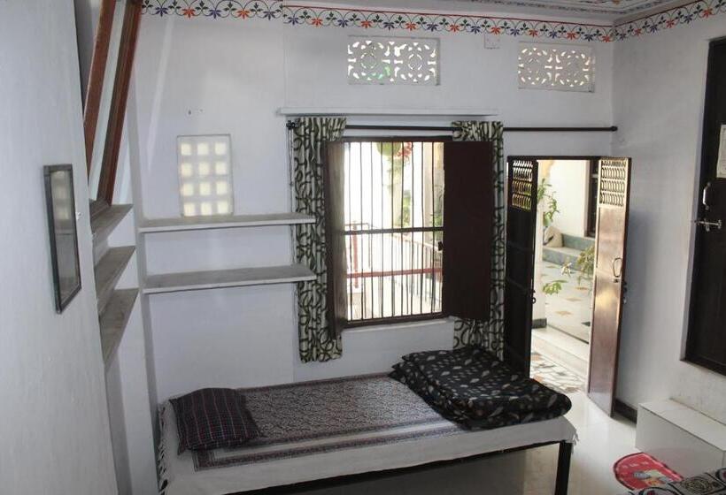 اتاق ساده سه نفره, Nukkad Guest House
