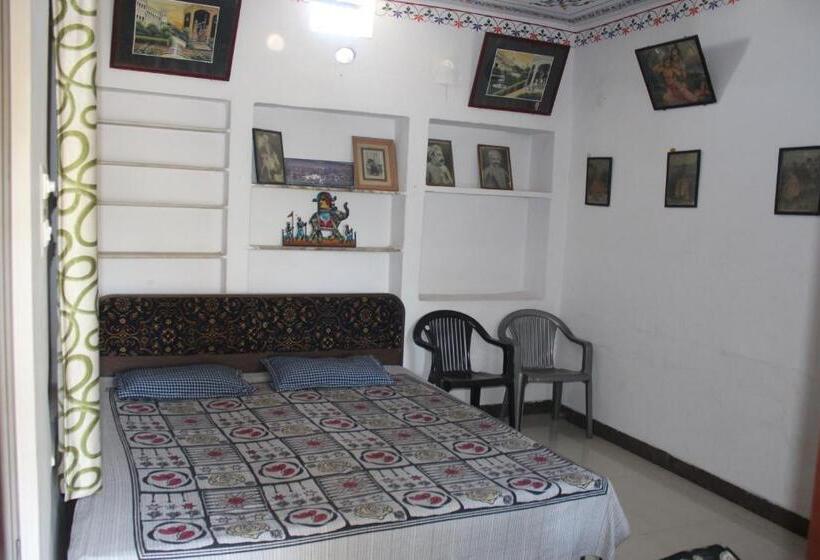 اتاق ساده سه نفره, Nukkad Guest House
