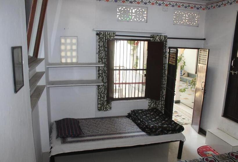 Quarto Triplo Basic, Nukkad Guest House