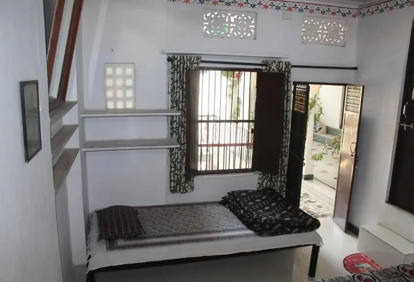 ベーシックトリプルルーム, Nukkad Guest House