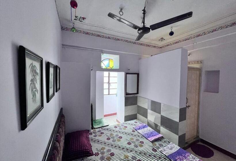 Quarto Economy, Nukkad Guest House