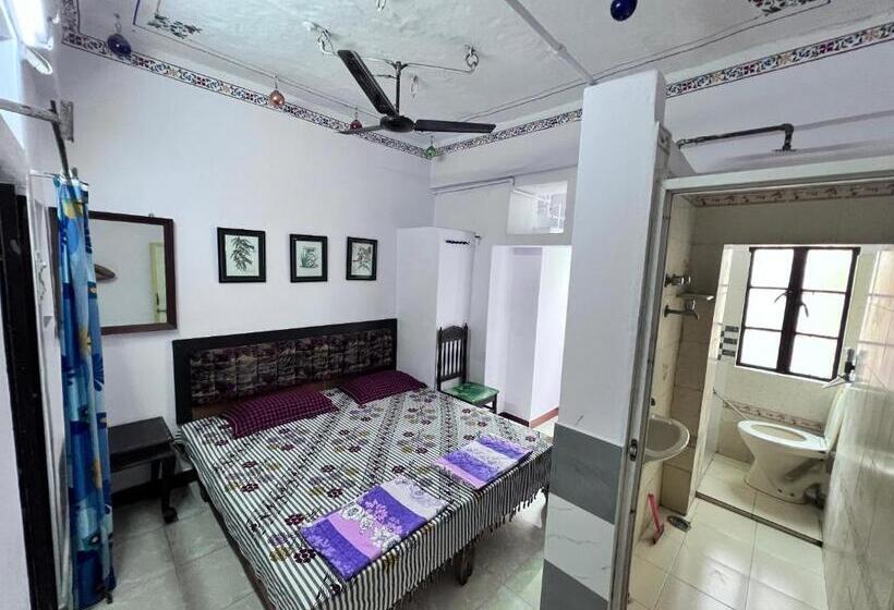 اتاق اکونومی, Nukkad Guest House