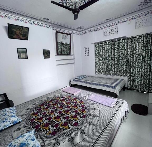 اتاق ساده سه نفره, Nukkad Guest House