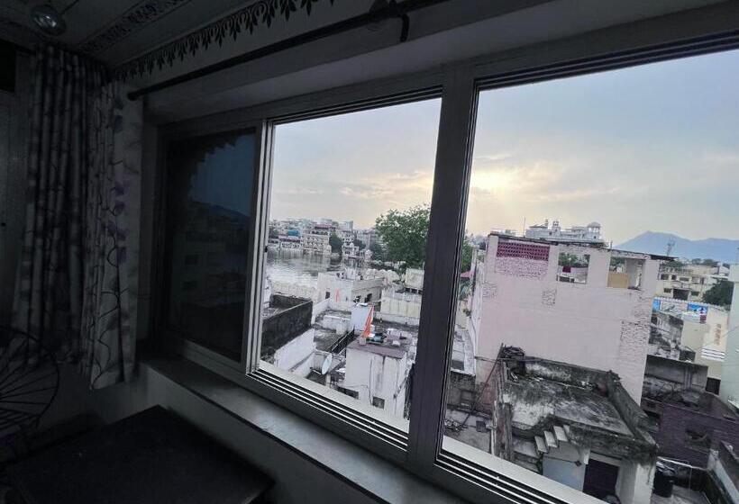 اتاق استاندارد با چشمانداز دریاچه, Nukkad Guest House