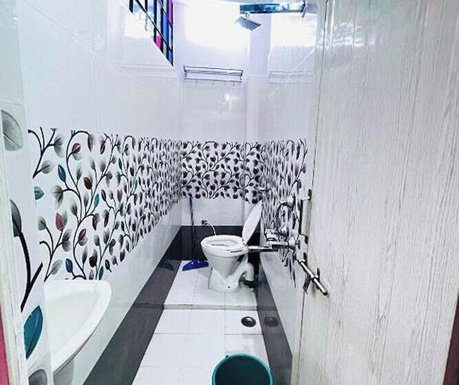 اتاق لوکس سه تخته, Nukkad Guest House