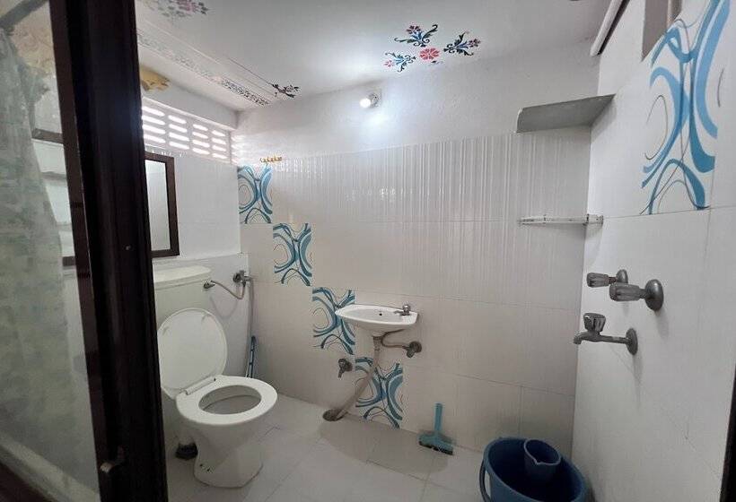 Quarto Familiar, Nukkad Guest House