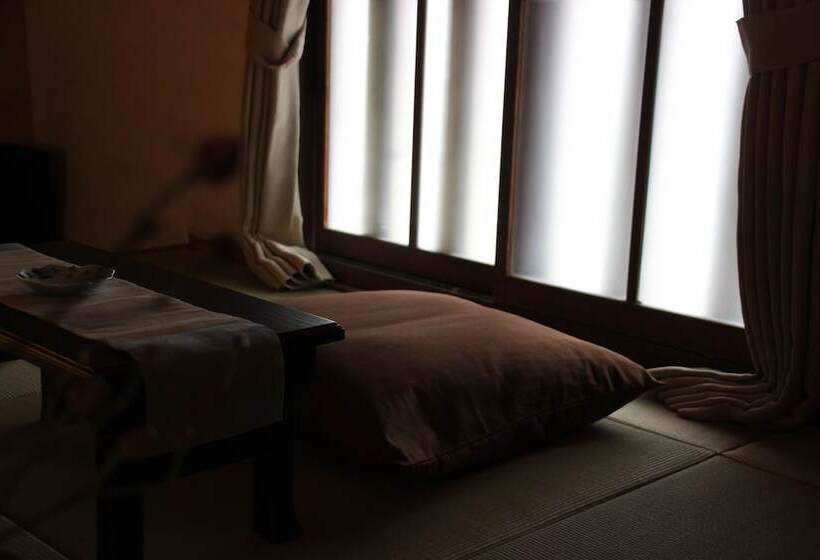 이코노미 룸, Haruya Naramachi