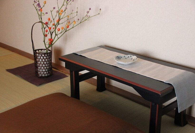 이코노미 룸, Haruya Naramachi