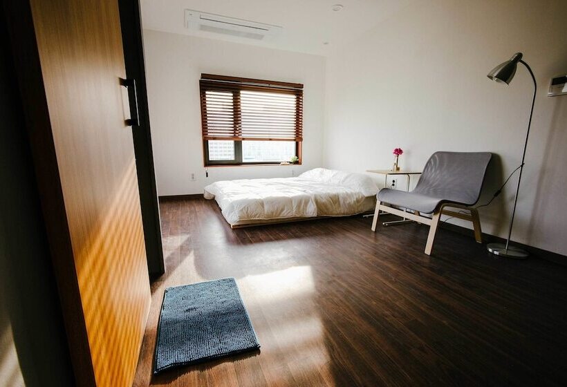 اتاق استاندارد با بالکن, Morning Dew Guesthouse