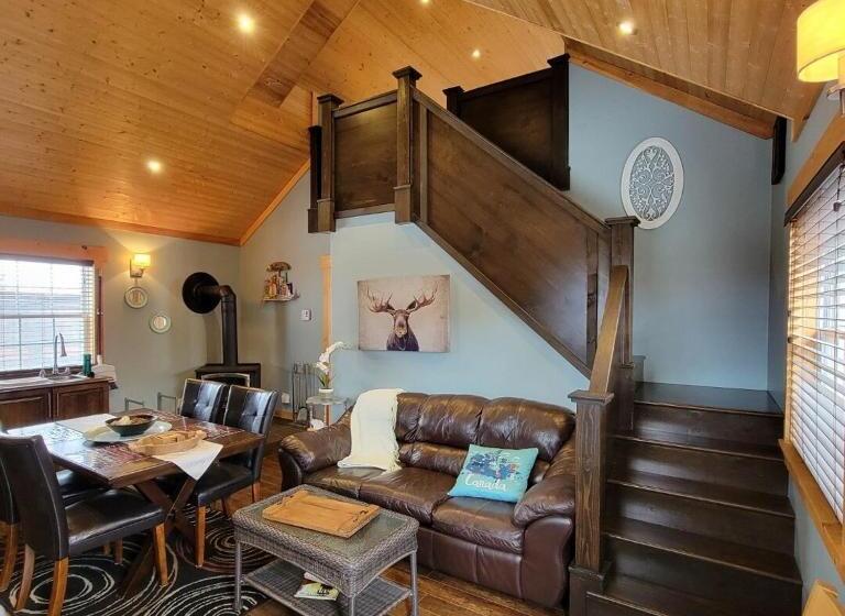 جناح عائلي, The Deer Lake Loft