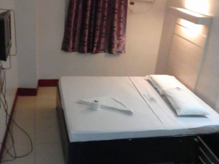 اتاق اکونومی, The Loft Inn