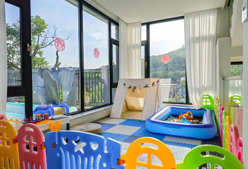 سوئیت جونیور با چشم‌انداز کوهستان, Yue Tong Farmer House