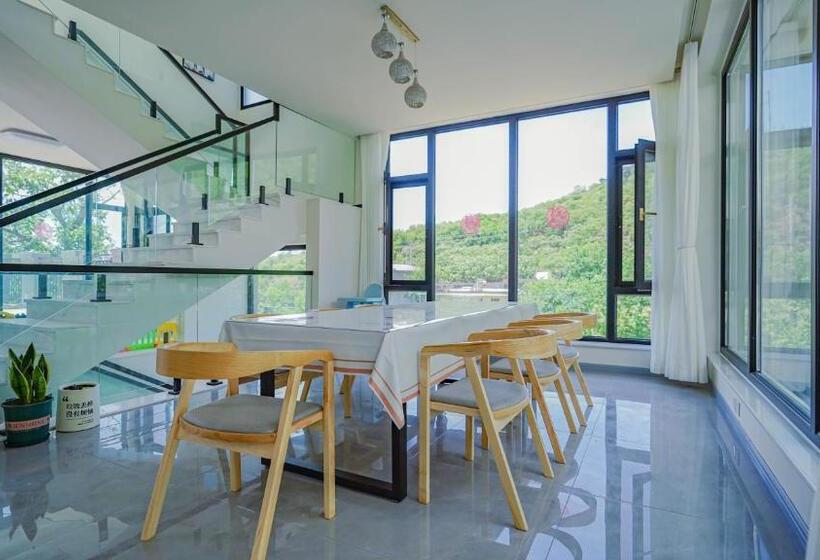 سوئیت جونیور با چشم‌انداز کوهستان, Yue Tong Farmer House