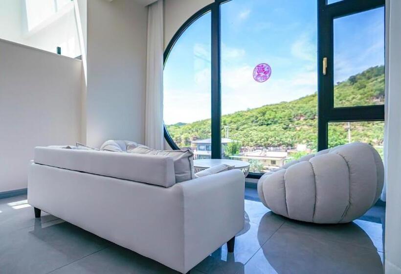 سوئیت جونیور با چشم‌انداز کوهستان, Yue Tong Farmer House