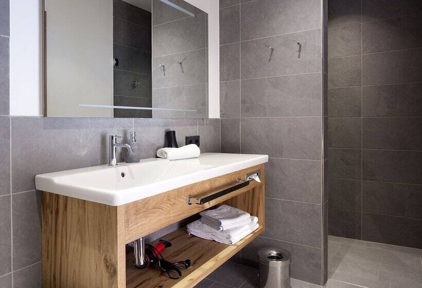 آپارتمان 1 خوابه, Das Heimsitz