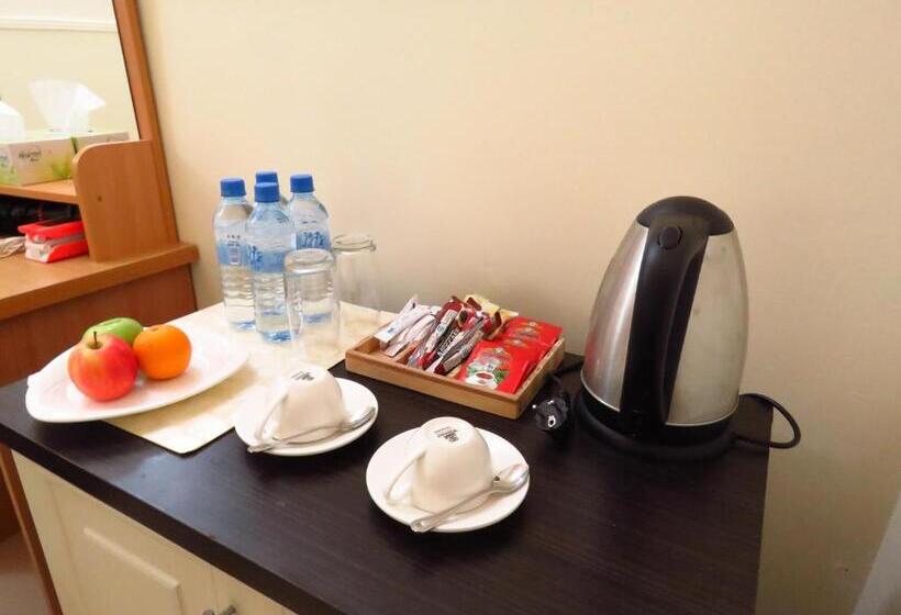 اتاق اکونومی, The Sunrise Huraa