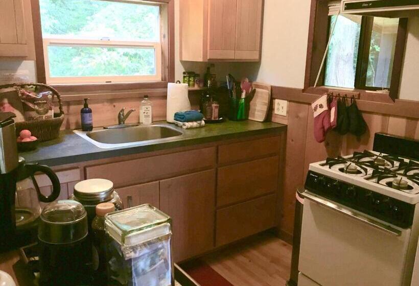 بنجلو قياسى, Bond Ranch Retreat