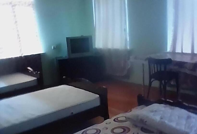 اتاق استاندارد چهارنفره با چشم‌انداز باغ, B&b Edem