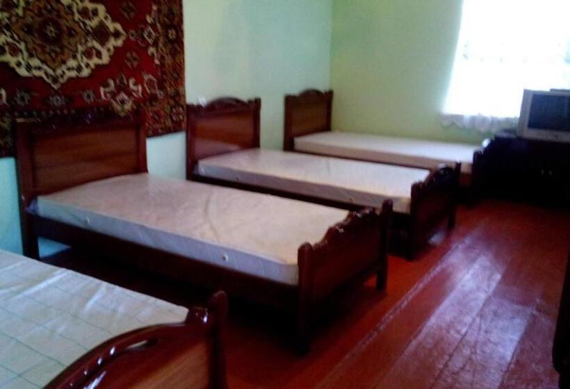 اتاق استاندارد چهارنفره با چشم‌انداز باغ, B&b Edem