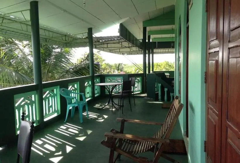 اتاق استاندارد سه تخته با بالکن, Lagoon Inn