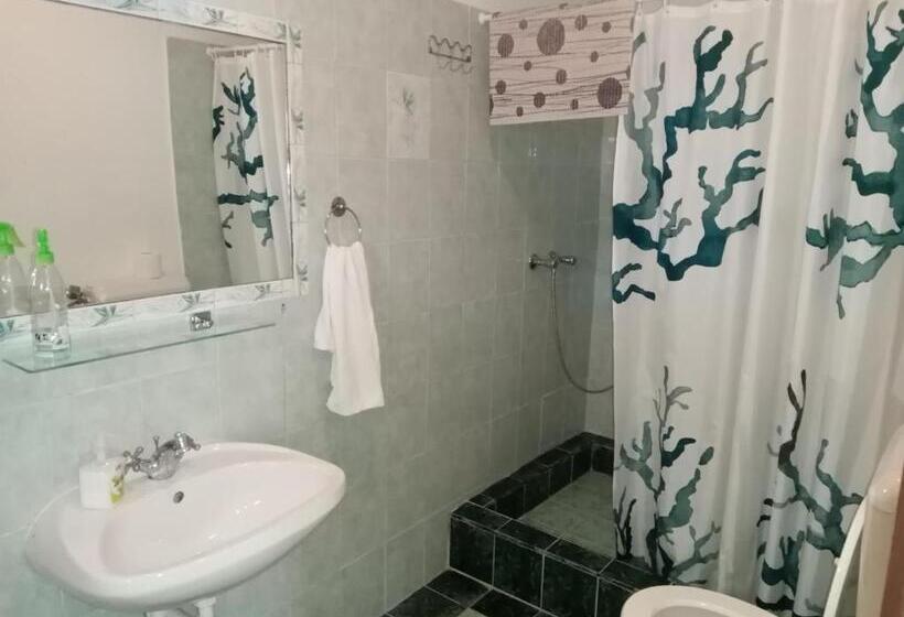 Quarto Triplo Estandar, Véndektanya Vendégház