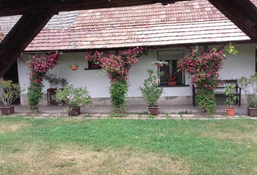 חדר משפחתי, Véndektanya Vendégház