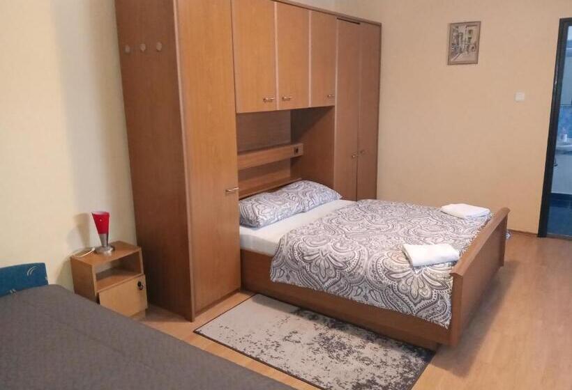 חדר משפחתי, Véndektanya Vendégház