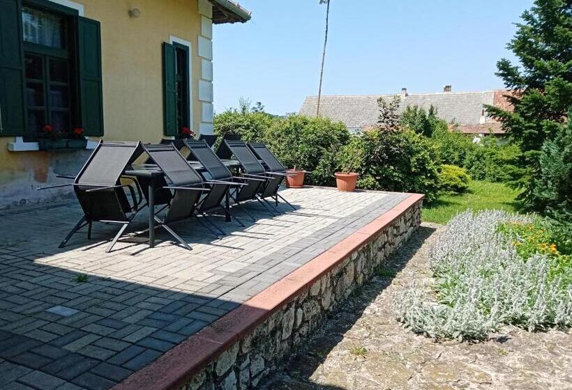 חדר סטנדרט לשלושה, Véndektanya Vendégház