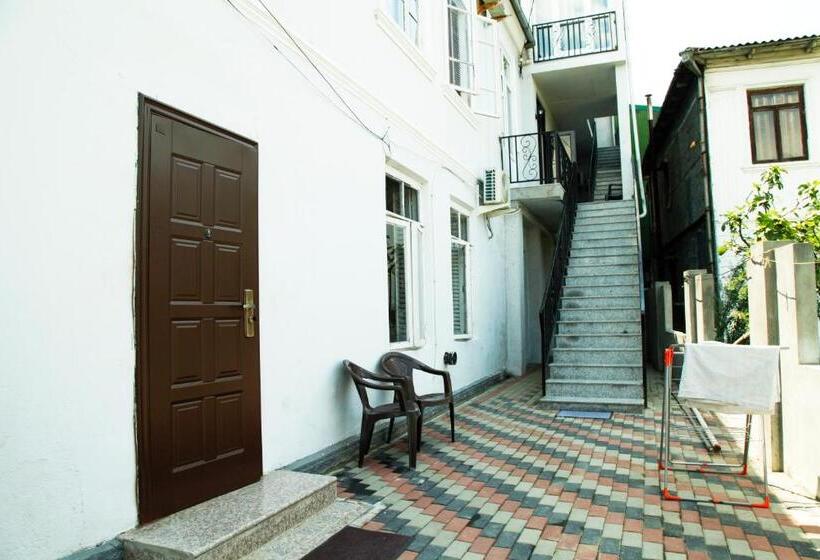 اتاق استاندارد سه نفره, Summer Story