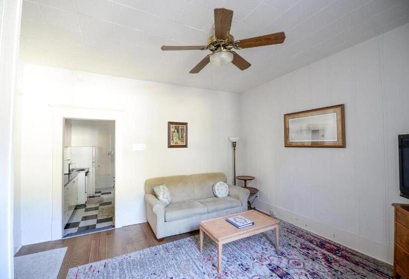 شقة غرفة واحدة, Brown & Hawkins Historical Apartments