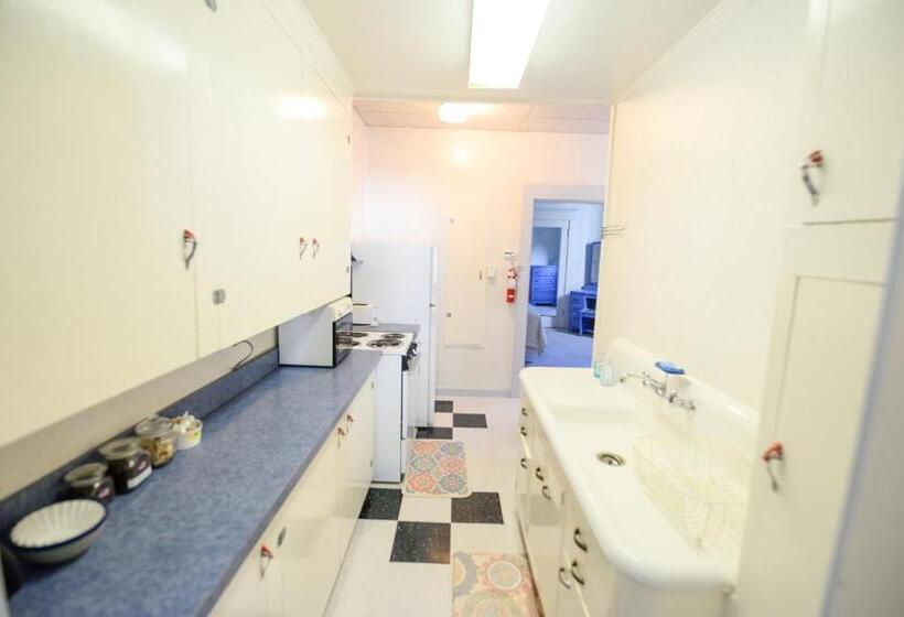 شقة غرفة واحدة, Brown & Hawkins Historical Apartments