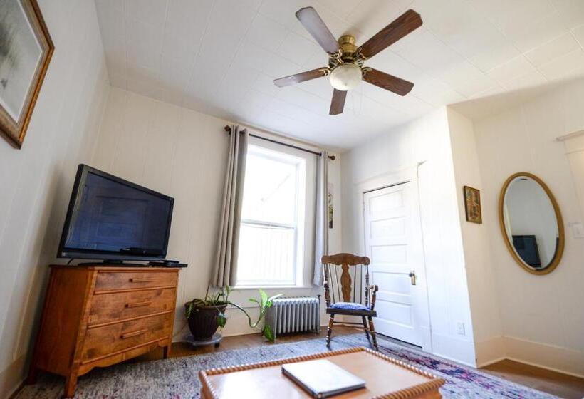 شقة غرفة واحدة, Brown & Hawkins Historical Apartments