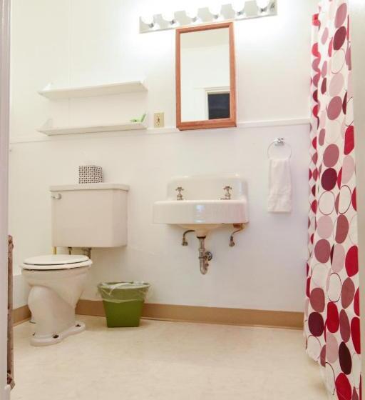 إستوديو قياسى, Brown & Hawkins Historical Apartments