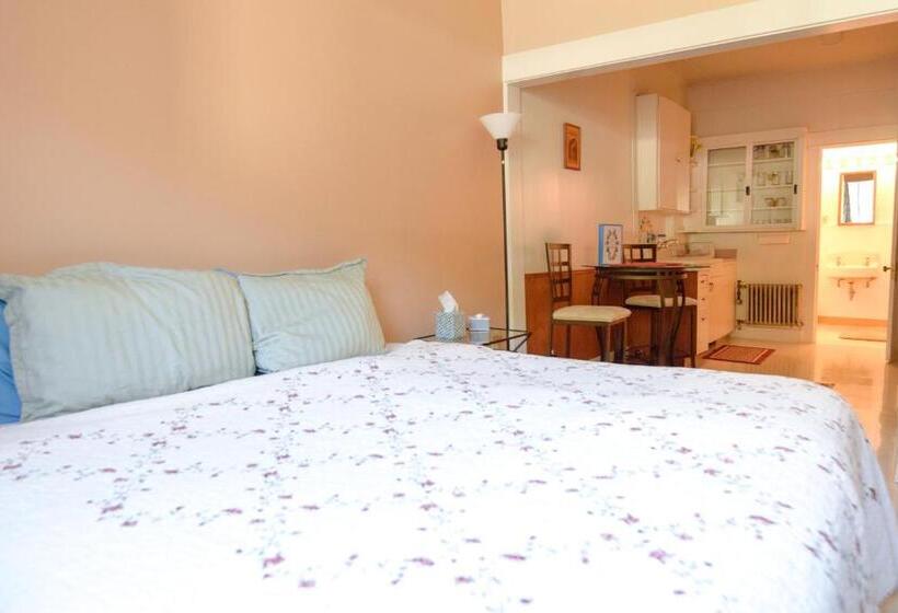 חדר סטודיו סטנדרד, Brown & Hawkins Historical Apartments