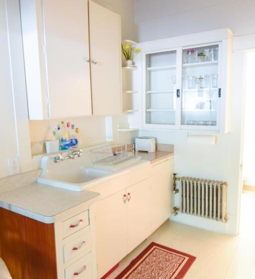 חדר סטודיו סטנדרד, Brown & Hawkins Historical Apartments