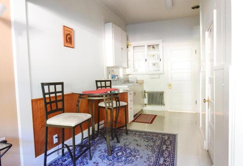 חדר סטודיו סטנדרד, Brown & Hawkins Historical Apartments