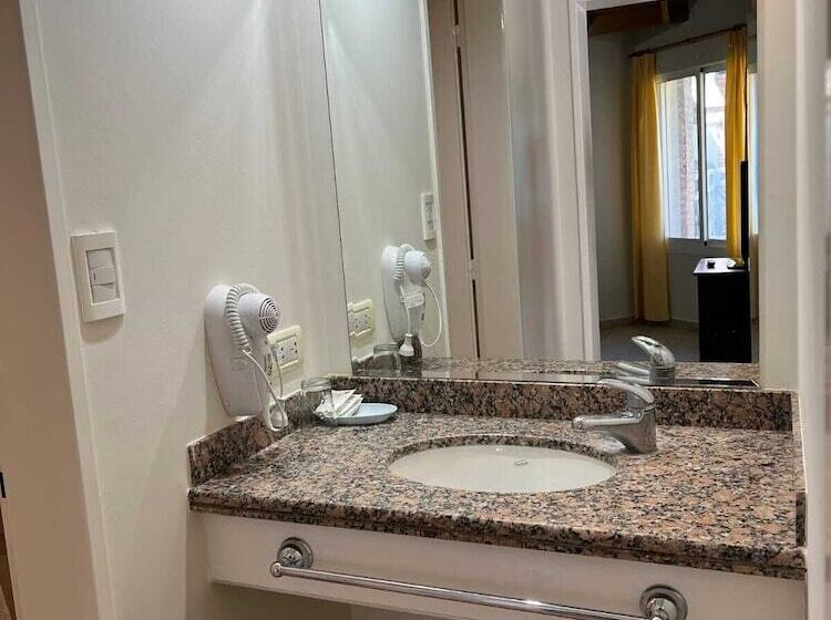 דירת חדר, Los Robles Apart