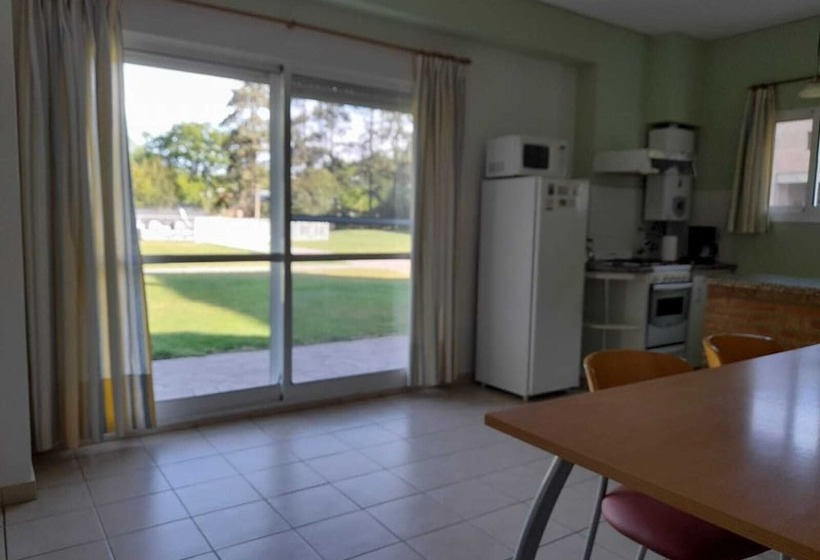 דירת חדר, Los Robles Apart